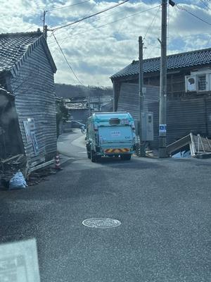 輪島市を行く本市のごみ収集車