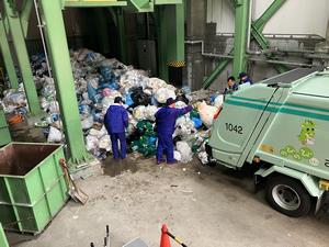 輪島・穴水クリーンセンターで積み込む様子