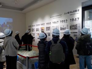 ダム資料館での説明の様子