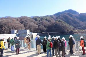ダム左岸の見学の様子