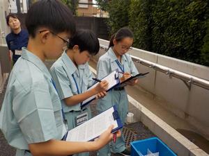 採水条件を記録する様子