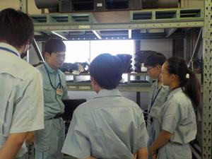 漏水修繕の備品見学の様子