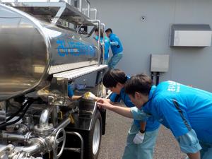 給水車から水を送る様子