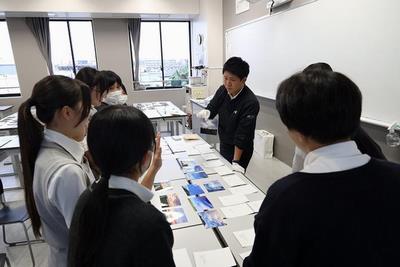 埼玉栄高校写真部の皆さんによる審査