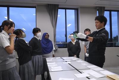 埼玉栄高校写真部の皆さんによる審査