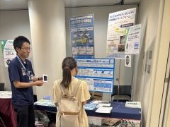 来場者へペロブスカイト太陽電池の説明