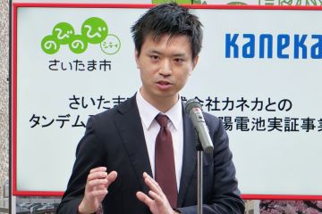 挨拶をする妙中課長補佐