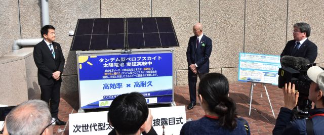 事業者の担当者が清水市長と菅原会長に説明を行った