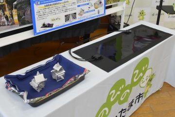 展示された太陽電池と取付金具