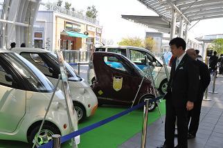 早稲田大学が制作した小型電気自動車の写真