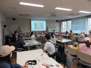 環境学習　顕微鏡で観察中