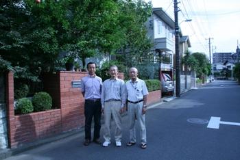 まちなみをバックに、今回お世話になったお三方