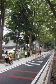 歩車分離された氷川参道