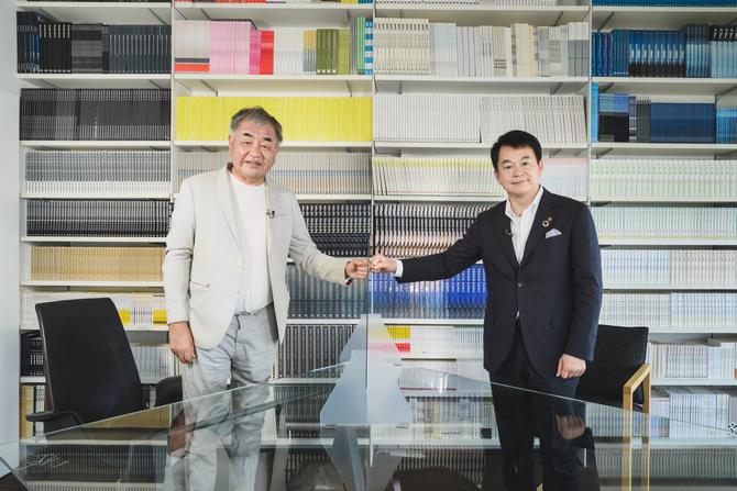 隈氏　グータッチ
