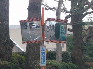 単独柱式の道路反射鏡