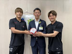 消防局長にサインボール寄贈
