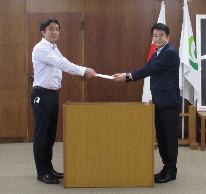市長に答申書を渡す中村会長