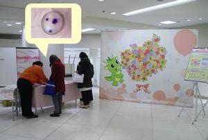 乳がんモデル触診体験の様子
