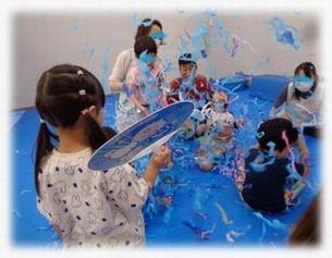 めぶきで紙吹雪遊びをしている様子です