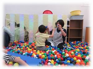 つぼみで職員とお子さんが遊んでいる様子です。
