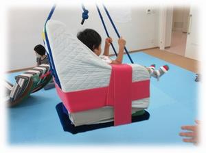 つぼみでお子さんがブランコに乗っている様子です。