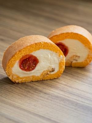 さいたま市産のミニトマトを使用したロールケーキ