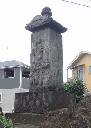 さるまん塚の庚申塔道標