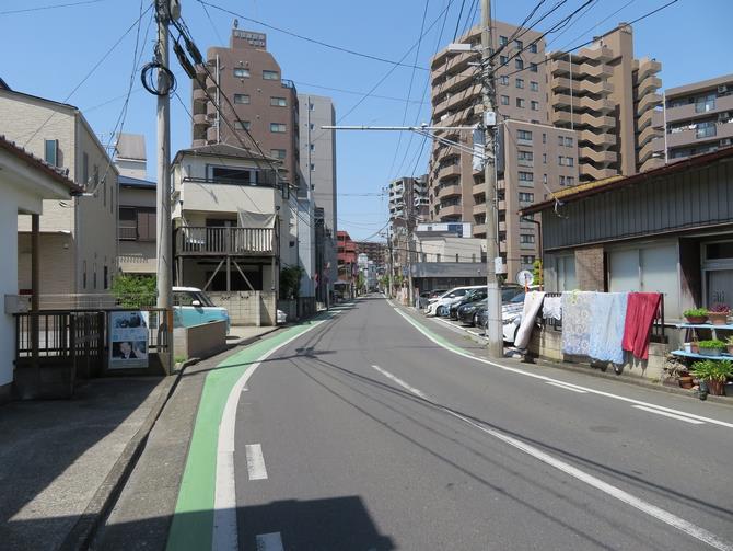 Ｓ字に曲がりながら西へ向かう与野道