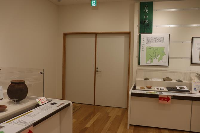 収蔵庫へ