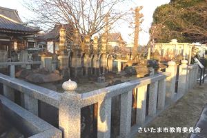 旗本青木高頼一族の墓及び宝篋印塔1