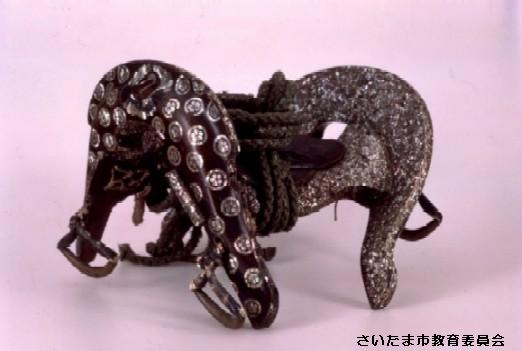 飾り台　鞍　馬の鞍　漆塗　螺鈿細工　木製鞍　ディスプレイ 鞍馬の鞍漆塗螺鈿細工木製鞍飾り台ディスプレイ