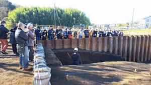 現地見学会　調査区での説明