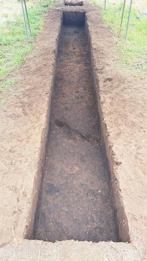遺構と思われる黒色土の堆積