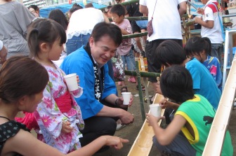 夏祭りでの清水市長