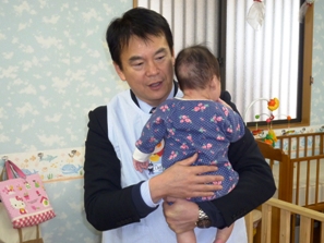 子どもを抱っこする市長