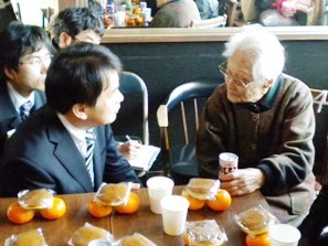 佐々木さんと対話する清水市長