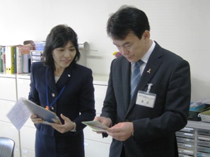 職員との対話の様子