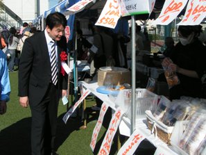 ブースを見学する清水市長の写真