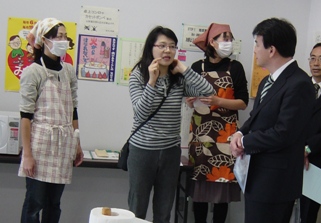利用者と対話をする清水市長の写真2