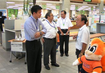 職員との対話の様子