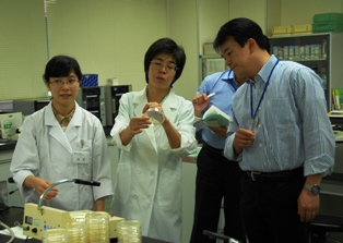 職員との対話の様子