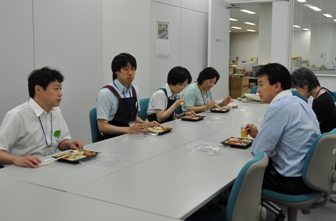 昼食をとりながらの懇談の様子