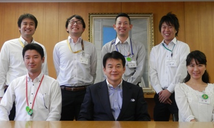 職員に囲まれる市長