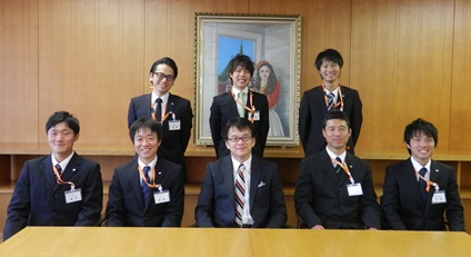 職員に囲まれる市長