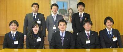 職員に囲まれる市長