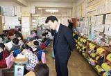 朝読書の様子を見守る