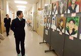 廊下に掲示された生徒の作品を鑑賞する