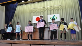 「今月の生活目標」の寸劇に参加する市長