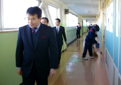 朝の清掃タイムを視察する市長