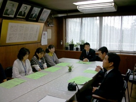 校長・ＰＴＡの方々と懇談する市長